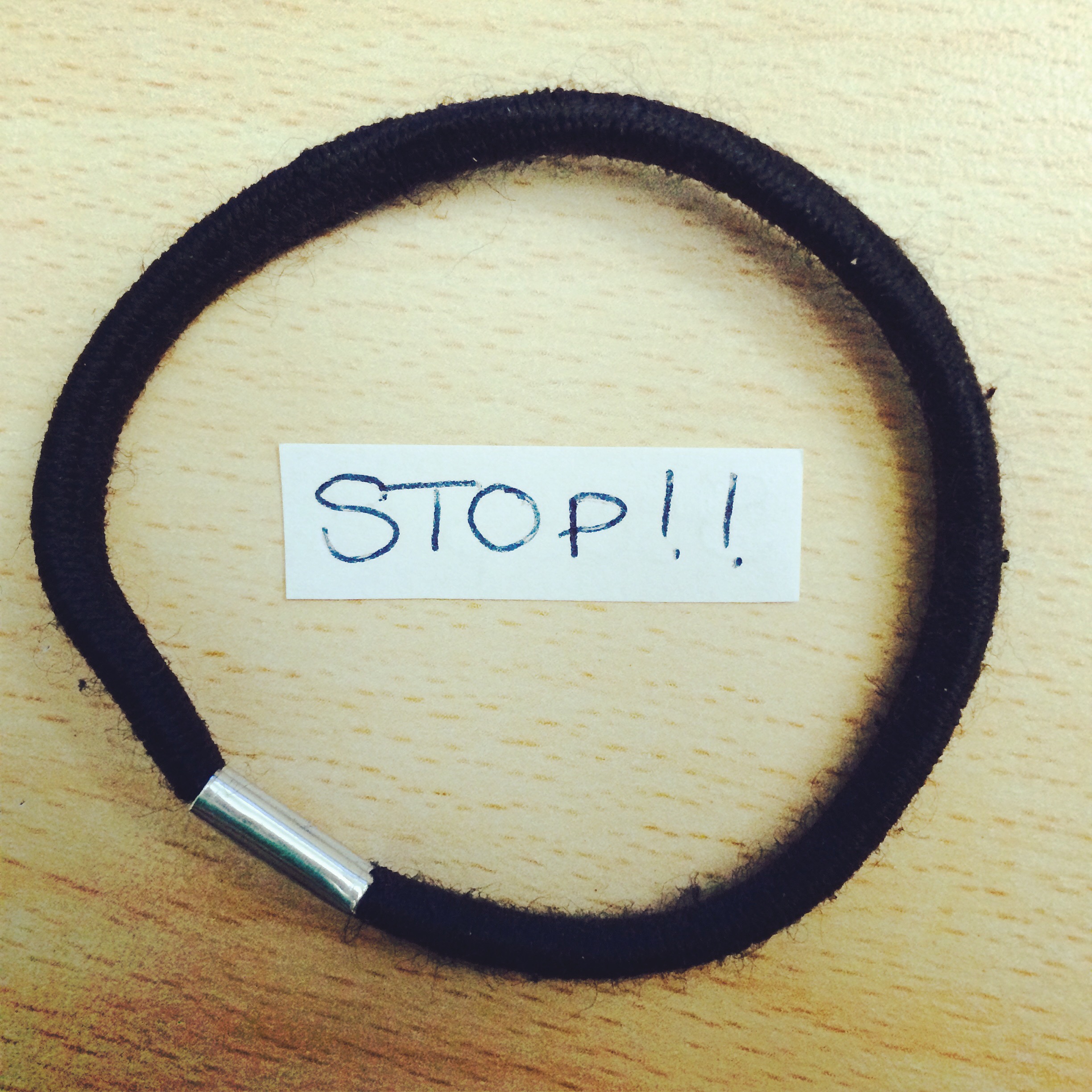 Le hic, l’élastique métallique